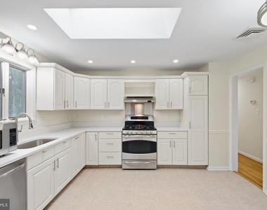 1036 Carper Street - Photo Thumbnail 11