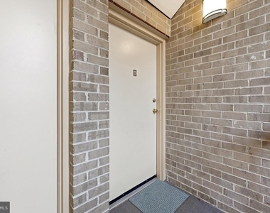 1643 Parkcrest Circle - Photo Thumbnail 3