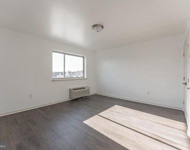6649 Ridge Avenue - Photo Thumbnail 4
