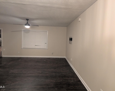 1020 Riverside Circle - Photo Thumbnail 6