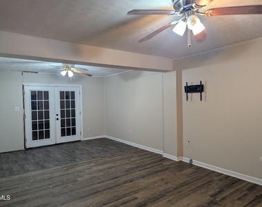 1020 Riverside Circle - Photo Thumbnail 14