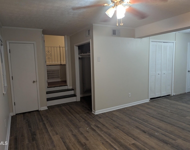 1020 Riverside Circle - Photo Thumbnail 15