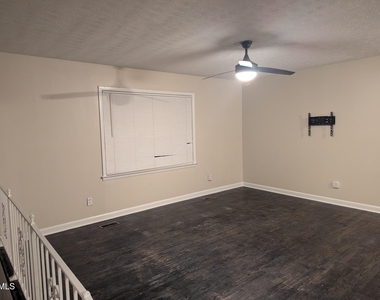 1020 Riverside Circle - Photo Thumbnail 5