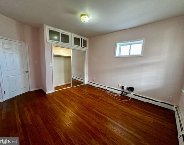 912 Ridge Avenue - Photo Thumbnail 3