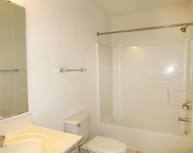 320 Davie Road - Photo Thumbnail 11