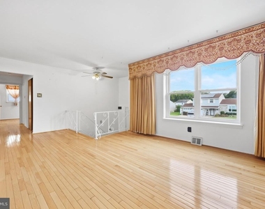 3242 Parkview Drive - Photo Thumbnail 5