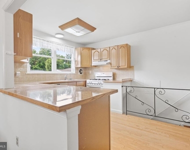 3242 Parkview Drive - Photo Thumbnail 8
