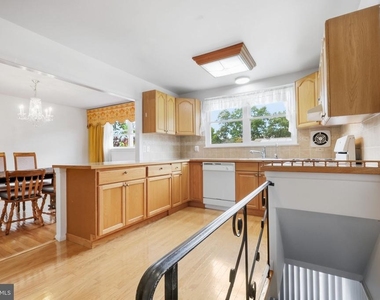 3242 Parkview Drive - Photo Thumbnail 11