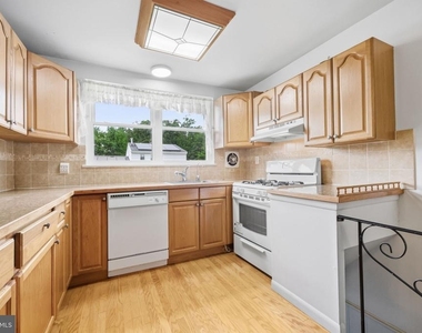 3242 Parkview Drive - Photo Thumbnail 9
