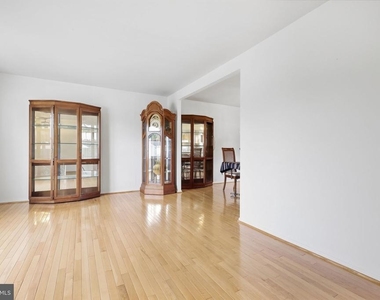 3242 Parkview Drive - Photo Thumbnail 2