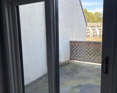 1334 W Wyomissing Court - Photo Thumbnail 8