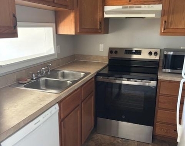 1334 W Wyomissing Court - Photo Thumbnail 4