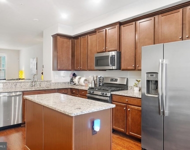 10521 Rawlins Lane - Photo Thumbnail 11