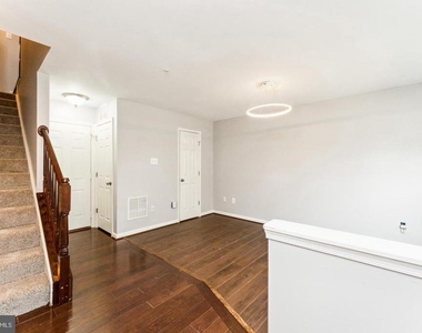 7203 Silver Thorn Way - Photo Thumbnail 3