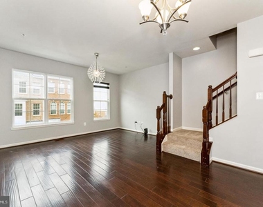 7203 Silver Thorn Way - Photo Thumbnail 13