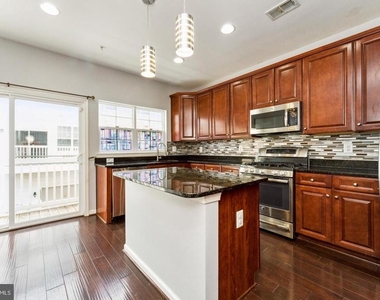 7203 Silver Thorn Way - Photo Thumbnail 10