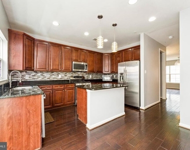 7203 Silver Thorn Way - Photo Thumbnail 8