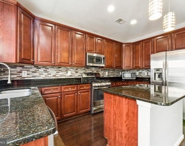 7203 Silver Thorn Way - Photo Thumbnail 9