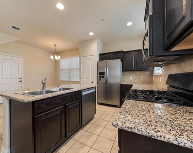 1001 Zodiac Ln - Photo Thumbnail 8