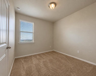 1001 Zodiac Ln - Photo Thumbnail 25