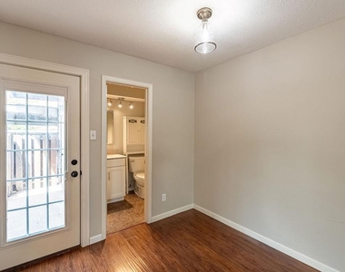 832 Banister Ln - Photo Thumbnail 9