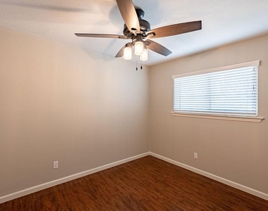 832 Banister Ln - Photo Thumbnail 16