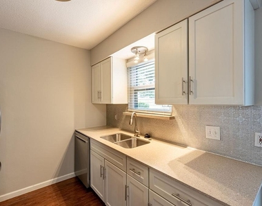 832 Banister Ln - Photo Thumbnail 12