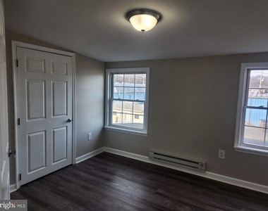 907 Warren Street - Photo Thumbnail 4