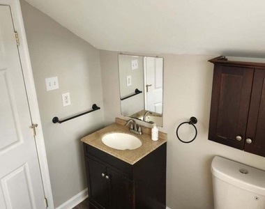 907 Warren Street - Photo Thumbnail 3