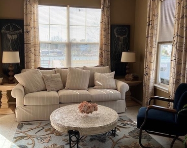 401 N Seaway Ct - Photo Thumbnail 2