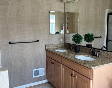 401 N Seaway Ct - Photo Thumbnail 21