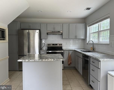 3059 Huntington Circle - Photo Thumbnail 5