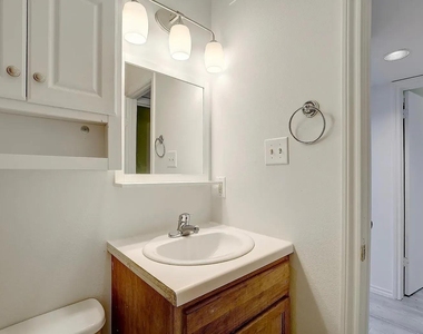 809 Bracewood Cir - Photo Thumbnail 6