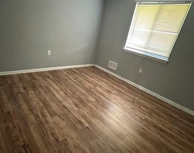 26 Cornwall Drive - Photo Thumbnail 5