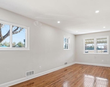 5916 8th Street Ne - Photo Thumbnail 2