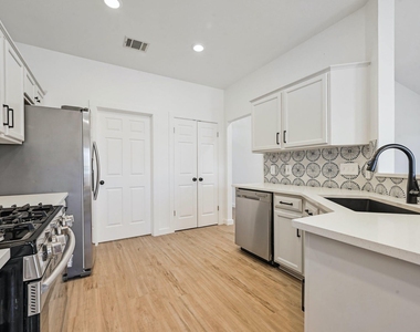 2738 Winding Brook Dr - Photo Thumbnail 11