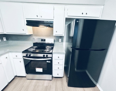 5500 Rose Hill Cir - Photo Thumbnail 2