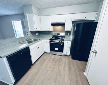 5500 Rose Hill Cir - Photo Thumbnail 1