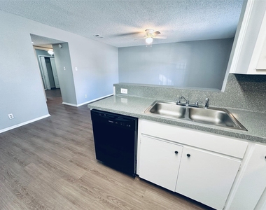 5500 Rose Hill Cir - Photo Thumbnail 3