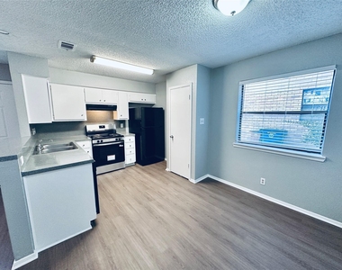 5500 Rose Hill Cir - Photo Thumbnail 4