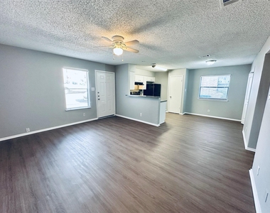 5500 Rose Hill Cir - Photo Thumbnail 6