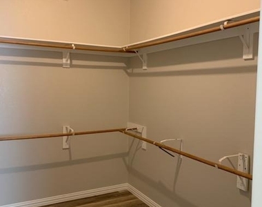 1441 Rainbow Parke Dr - Photo Thumbnail 7