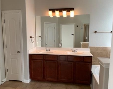 1441 Rainbow Parke Dr - Photo Thumbnail 6