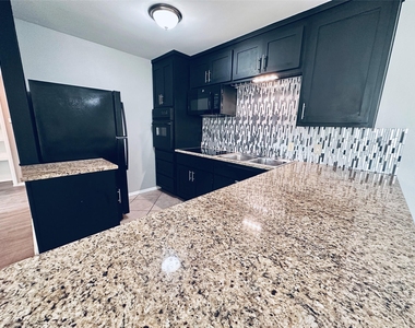 601 W 11th St - Photo Thumbnail 2
