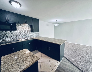 601 W 11th St - Photo Thumbnail 1