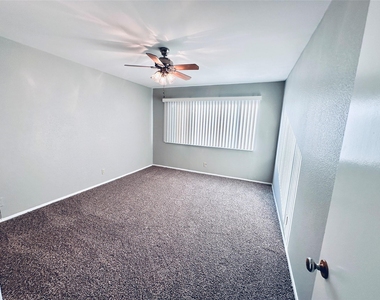 601 W 11th St - Photo Thumbnail 14