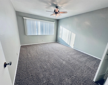 601 W 11th St - Photo Thumbnail 11