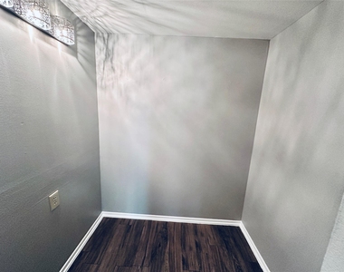 601 W 11th St - Photo Thumbnail 9
