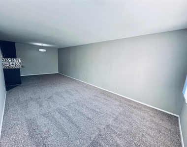 601 W 11th St - Photo Thumbnail 17