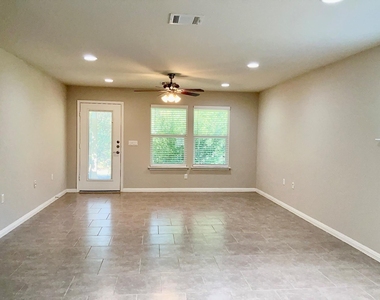 411 Kickapoo Creek Ln - Photo Thumbnail 8